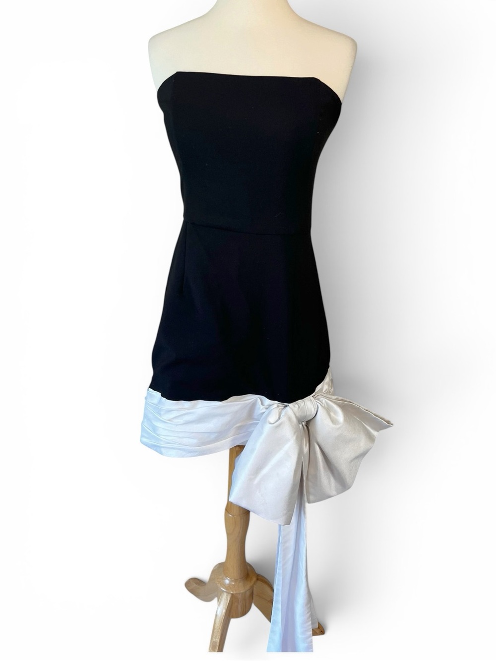 Elegant Black Strapless Mini Dress with oversized draped bow